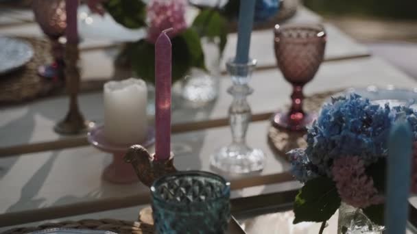 美しくセットされたテーブルの詳細なプラン オープンエアのラウンジエリア あなたの休日のための良い場所 誕生日 小さなパーティー 宴会を祝うというコンセプト — ストック動画