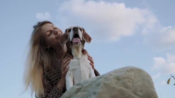 Жінка Погладжує Собаку Дивиться Нього Посмішкою Дівчина Насолоджується Заходом Сонця — стокове відео