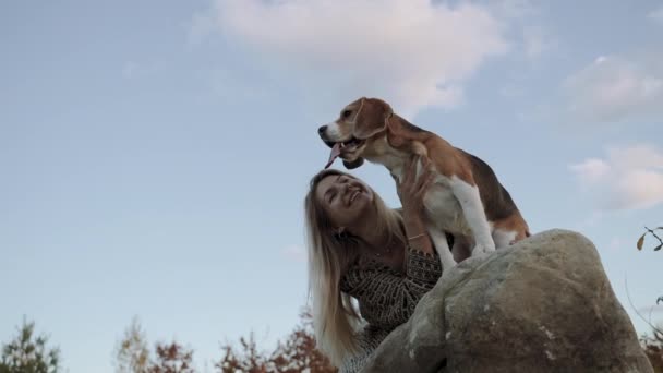 Eine Schöne Frau Genießt Die Gesellschaft Ihres Haustieres Eine Frau — Stockvideo