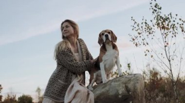 Kavram, köpek insanın en iyi dostudur. Güzel genç bir kadın evcil hayvanını okşuyor, safkan bir av köpeği, büyük taşların üzerinde oturuyorlar. Hayvanınla bir akşam yürüyüşü. Ağır çekim