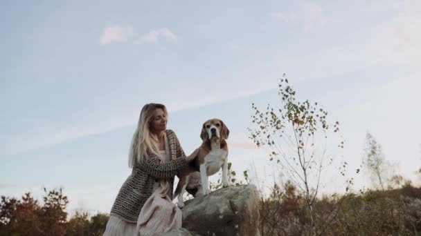 Концепція Собака Найкращий Друг Людини Красива Молода Жінка Погладжує Свого — стокове відео