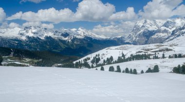 Karla kaplı dağlarla kaplı güzel bir manzara.