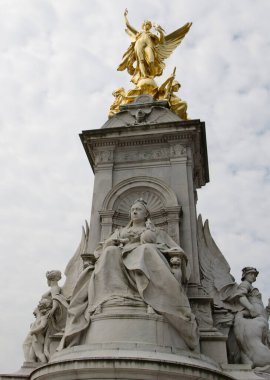 Londra, İngiltere - 21 Mayıs 2018: Kraliçe Victoria 'nın Buckingham Sarayı dışındaki heykeli