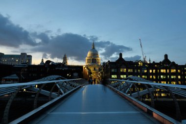 Aziz Paul Katedrali, Milenyum Köprüsü 'nden görüldüğü gibi.