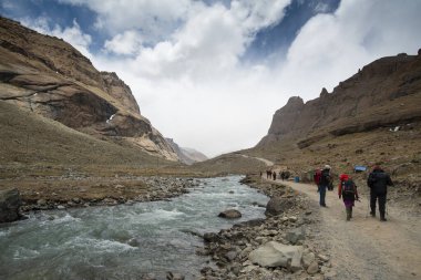 Tibet, Çin - 17 Haziran 2019: Kailas Dağı 'nı turlayan turistler