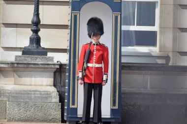 Londra, İngiltere - 21 Mayıs 2018: Kraliçe Muhafızları Buckingham Sarayı 'nın önünde duruyor