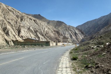Tibet 'te güzel ve ıssız bir yol Kailas Dağı ve Mansarovar' a doğru gidiyor.