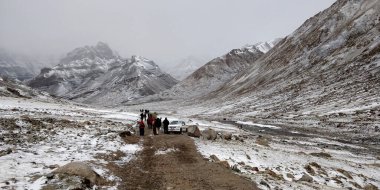 Karlar, Kailash Dağı 'nın etrafındaki yolculuğun Deraphuk ayağını kaplamıştı.