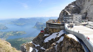 Alps dağlarında kablolu araba.