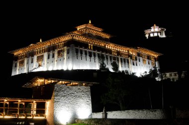Rinpung Dzong ve Ta Dzong Paro, Bhutan 'da güzel bir gece geçirdiler.