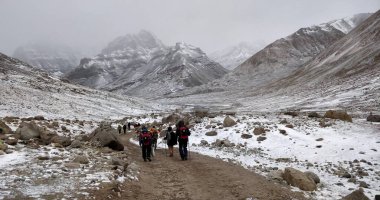 Karlar, Kailash Dağı 'nın etrafındaki yolculuğun Deraphuk ayağını kaplamıştı.