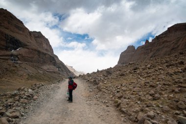 Tibet, Çin - 17 Haziran 2019: Kailas Dağı 'nın dolaşımı sırasında turist bekleyen bir hamal