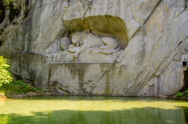 LUCERNE, SWitness ZERLAND - 13 Nisan 2016: Aslan Anıtı, ölen aslan heykeli Lowendenkmal, yağmurlu bir günde XVI. Louis 'in İsviçreli Muhafızlarının anıtı..