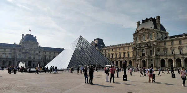 Paris, Fransa - 26 Mayıs 2018: Dünyanın en büyük müzelerinden biri olan Louvre Müzesi 'nin cam piramidi.