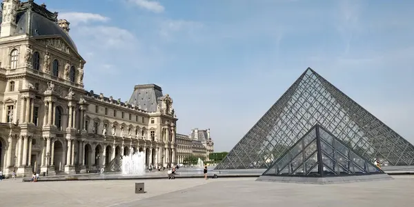Paris, Fransa - 26 Mayıs 2018: Dünyanın en büyük müzelerinden biri olan Louvre Müzesi 'nin cam piramidi.