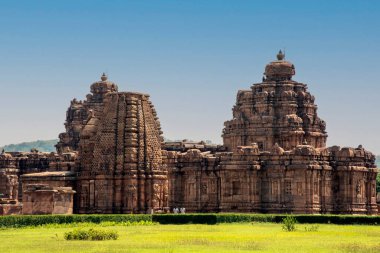 Pattadakal, Karnataka, Hindistan - 27 Ekim 2022: Pattadakal 'daki Mallikarjuna Tapınağı, aynı zamanda Raktapura olarak da bilinir, Chalukya hanedanlığının yönetimi sırasında inşa edilmiştir ve UNESCO Dünya Mirası' na aittir..