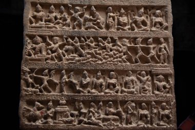 Chalukya Hanedanlığı döneminde Pattadakal 'daki tapınağın entrika oymalı sütunları Ramayana' dan hikayeler tasvir ediyordu. Pattadakal tapınakları UNESCO 'nun Dünya Mirası sitesidir.