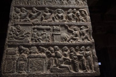 Chalukya Hanedanlığı döneminde Pattadakal 'daki tapınağın entrika oymalı sütunları Ramayana' dan hikayeler tasvir ediyordu. Pattadakal tapınakları UNESCO 'nun Dünya Mirası sitesidir.