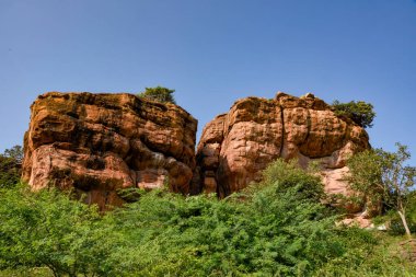 Hindistan, Karnataka 'daki Badami' de tarih öncesi kaya resimlerine ev sahipliği yapan kırmızı kumtaşı kayalıkları.