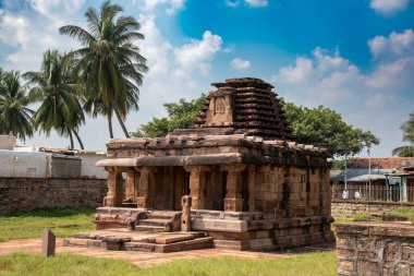 Hindistan, Karnataka 'daki Aihole' de güzel tapınaklar Chalukya krallarının saltanatı sırasında inşa edildi. Aihole, 120 'den fazla taş ve mağara tapınağının yer aldığı büyük bir arkeolojik alandır.