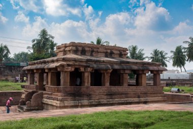 Hindistan, Karnataka 'daki Aihole' de güzel tapınaklar Chalukya krallarının saltanatı sırasında inşa edildi. Aihole, 120 'den fazla taş ve mağara tapınağının yer aldığı büyük bir arkeolojik alandır.