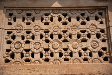 Aihole 'deki tapınakların süslü pencereleri Chalukya Hanedanı döneminde inşa edilmiş.