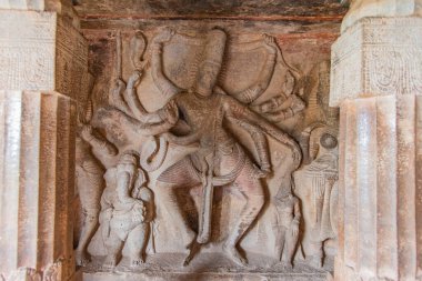 Hindistan, Karnataka 'daki Aihole' deki Ravana Padi Mağara Tapınağı 'nda Nataraja heykeli. Chalukya Hanedanlığı döneminde inşa edildi..