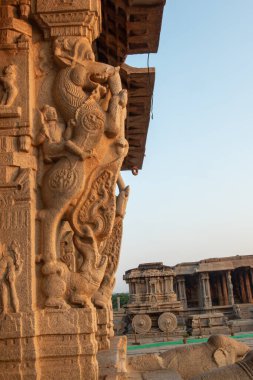 Vijaya Vitthala tapınağı Hampi 'de, arkasında taştan bir at arabası var. Vijayanagara İmparatorluğu 'nun başkenti Hampi, UNESCO' nun Dünya Mirası sitesidir..