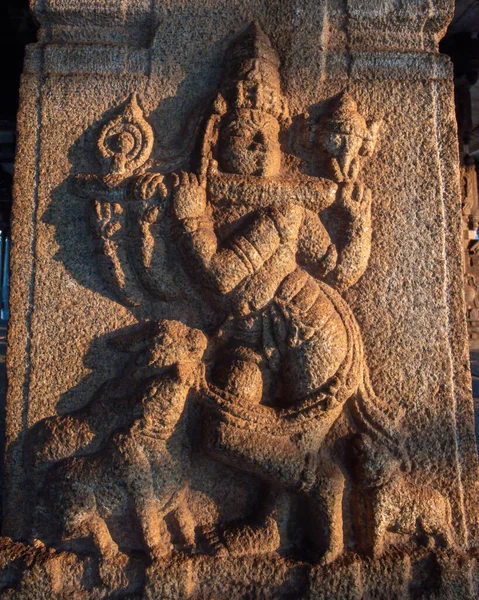 ハンピのヴィジャヤ ヴィタラ寺院におけるクリシュナ公の像 ビジャヤナガラ帝国の首都ハンピは ユネスコの世界遺産に登録されています — ストック写真
