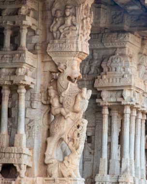 Hampi 'deki Vijaya Vitthala tapınağında güzel oyulmuş sütunlar. Vijayanagara İmparatorluğu 'nun başkenti Hampi, UNESCO' nun Dünya Mirası sitesidir..