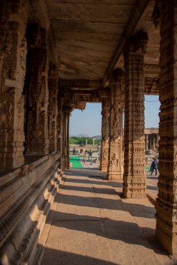 Hampi 'deki Vijaya Vitthala Tapınağı kompleksinde güzel oyulmuş sütunlar. Vijayanagara İmparatorluğu 'nun başkenti Hampi, UNESCO' nun Dünya Mirası sitesidir..