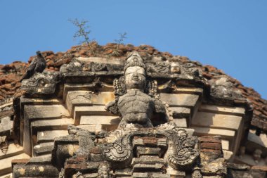 Hampi 'deki Vijaya Vitthala Tapınağı' nın dış duvarlarına güzel oyulmuş resimler. Vijayanagara İmparatorluğu 'nun başkenti Hampi, UNESCO' nun Dünya Mirası sitesidir..