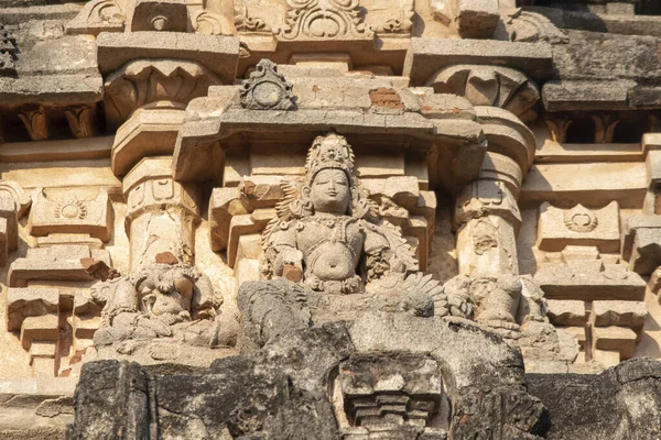 Hampi 'deki Vijaya Vitthala Tapınağı' nın dış duvarlarına güzel oyulmuş resimler. Vijayanagara İmparatorluğu 'nun başkenti Hampi, UNESCO' nun Dünya Mirası sitesidir..