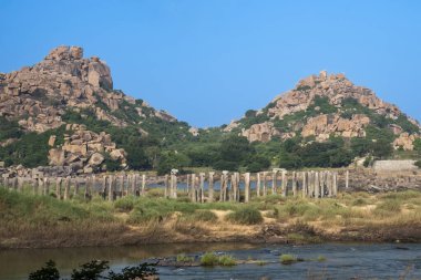 Tungabhadra Nehri 'nin terk edilmiş eski köprüsünün taş sütunları, Hampi, Hindistan. Vijayanagara İmparatorluğu 'nun başkenti Hampi, UNESCO' nun Dünya Mirası sitesidir..