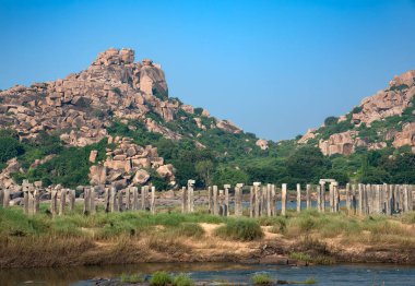 Tungabhadra Nehri 'nin terk edilmiş eski köprüsünün taş sütunları, Hampi, Hindistan. Vijayanagara İmparatorluğu 'nun başkenti Hampi, UNESCO' nun Dünya Mirası sitesidir..