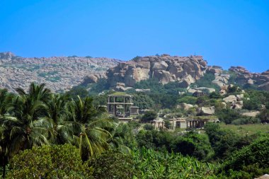 Vijayanagar İmparatorluğu 'nun başkenti Hampi' deki harabeler. Hampi bir UNESCO Dünya Mirası Alanı