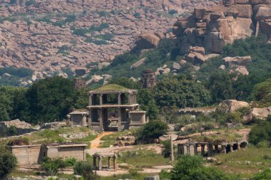 Vijayanagar İmparatorluğu 'nun başkenti Hampi' deki harabeler. Hampi bir UNESCO Dünya Mirası Alanı