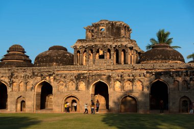 Hampi, Karnataka, Hindistan - 30 Ekim 2022: Hampi 'deki Fil Ahırı Vijayanagara İmparatorluğu' nun kraliyet fillerine barınak sağlamak için kullanıldı. Hampi bir UNESCO Dünya Mirası sahası.
