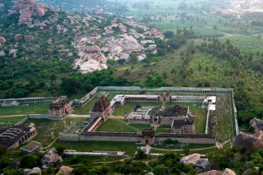 Hampi 'deki Hemakuta Hill' den Achyuta Raya Tapınağı manzarası. Vijayanagara İmparatorluğu 'nun başkenti Hampi, UNESCO' nun Dünya Mirası sitesidir..