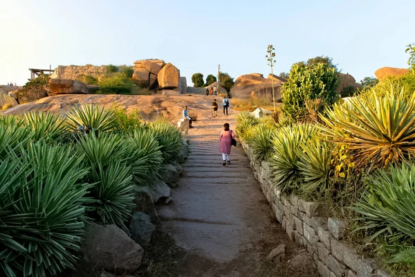 Hampi, Karnataka, Hindistan - 30 Ekim 2022: Hampi, Karnataka, Hindistan 'daki Hemakuta Tepesi' ne giden yol