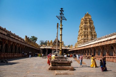 Hampi, Karnataka, Hindistan - 31 Ekim 2022: Virupaksha Tapınağı Lord Shiva 'ya ithaf edilmiştir. Vijayanagar İmparatorluğu 'nun başkenti Hampi, UNESCO' nun Dünya Mirası sitesidir..