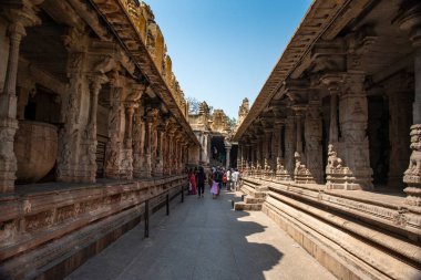 Hampi, Karnataka, Hindistan - 31 Ekim 2022: Virupaksha Tapınağı Lord Shiva 'ya ithaf edilmiştir. Vijayanagar İmparatorluğu 'nun başkenti Hampi, UNESCO' nun Dünya Mirası sitesidir..