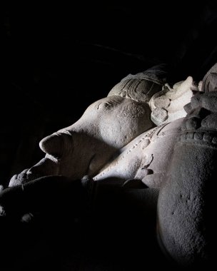 Hampi 'deki Kadalekalu Ganesha Tapınağı' nda tek bir kaya bloğundan oyulmuş büyük bir Ganesha heykeli var. Vijayanagar İmparatorluğu 'nun başkenti Hampi UNESCO' nun Dünya Mirası sitesidir..