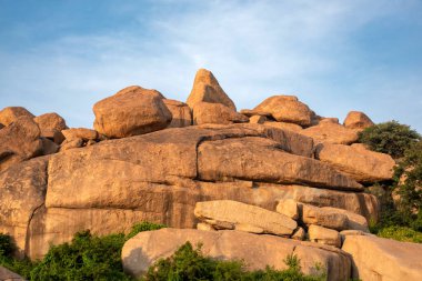 Boulder, UNESCO Miras Alanı olan Hampi 'nin manzarasını dağıttı. Hampi, Vijayanagar İmparatorluğu 'nun başkentiydi..
