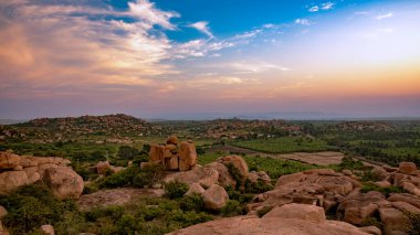 Boulder, Hampi manzarasını Hemakuta 'dan izledi. Vijayanagar İmparatorluğu 'nun başkenti Hampi, UNESCO' nun Dünya Mirası sitesidir..