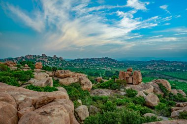 Boulder, Hampi manzarasını Hemakuta 'dan izledi. Vijayanagar İmparatorluğu 'nun başkenti Hampi, UNESCO' nun Dünya Mirası sitesidir..