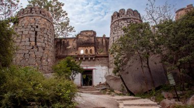 Hampi yakınlarındaki Anegundi Kalesi 'nin girişini koruyan taretler. Vijayanagar İmparatorluğu 'nun başkenti Hampi, UNESCO' nun Dünya Mirası sitesidir..
