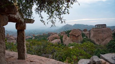 Malyavanta Tepesi 'nden görülebilen Hampi' nin antik kalıntıları. Vijayanagar İmparatorluğu 'nun başkenti Hampi, UNESCO' nun Dünya Mirası sitesidir..