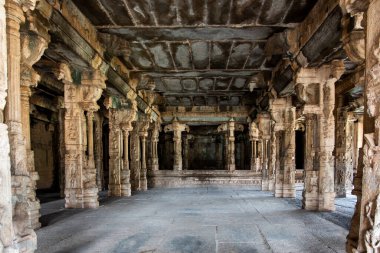 Hampi 'deki Malyavanta Tepesi' ndeki Raghunatha Tapınağı. Vijayanagar İmparatorluğu 'nun başkenti Hampi, UNESCO' nun Dünya Mirası sitesidir..