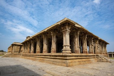 Hampi 'deki Pattabhirama Tapınağı Lord Ram' a adanmıştır. Antik Vijayanagara İmparatorluğu 'nun başkenti Hampi bir UNESCO Dünya Mirası alanıdır..
